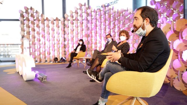 Intervención de Pablo Rodríguez González, CEO de HACK A BOSS, durante el evento del CEC.