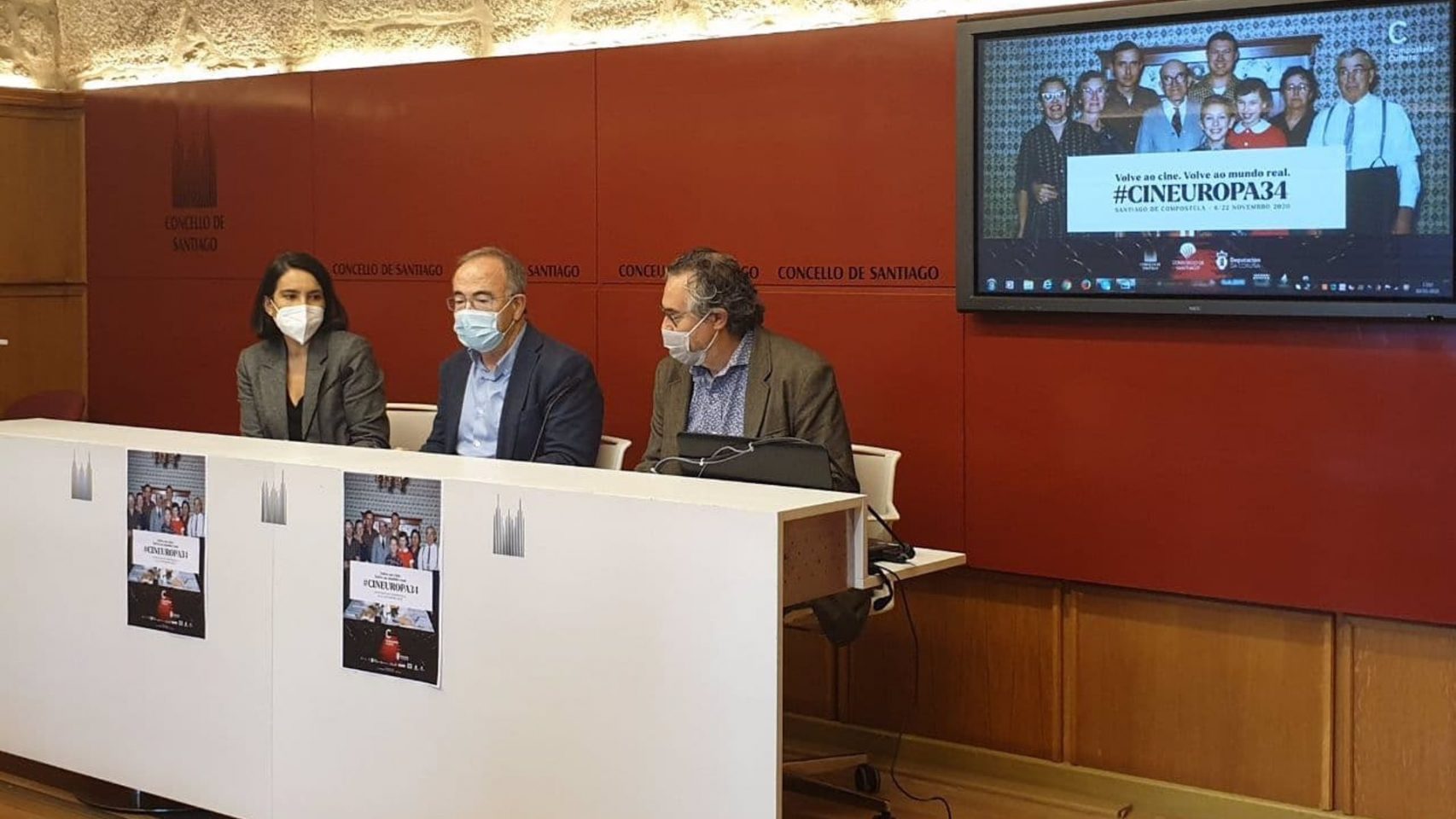 La concejala de Acción Cultural, Mercedes Rosón, el alcalde de Santiago, Xosé Sánchez Bugallo, y el director del festival 'Cineuropa', José Luis Losa, presentan la 34ª edición del evento.