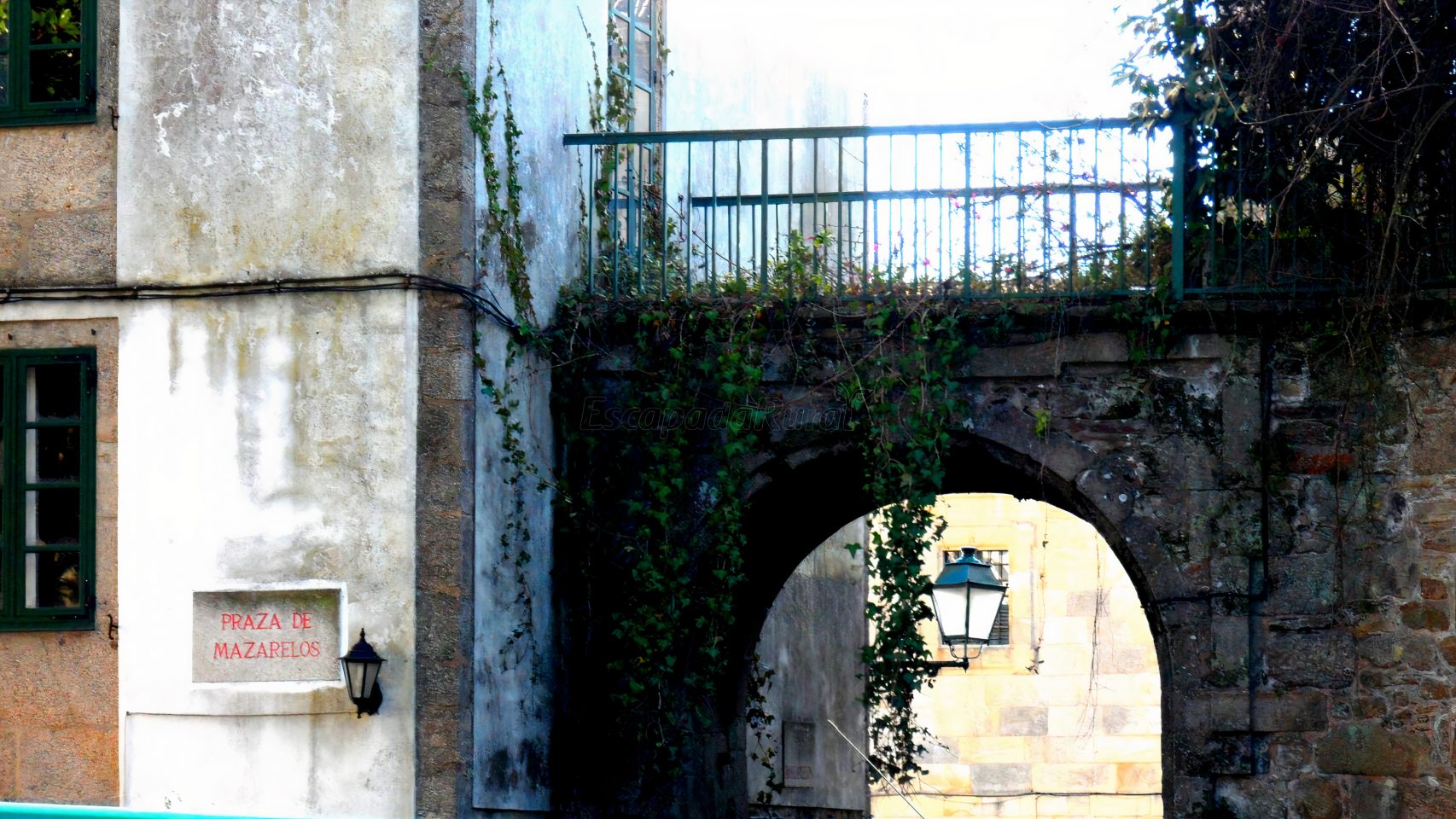 El Arco de Mazarelos, el último vestigio de una puerta de la muralla de Santiago