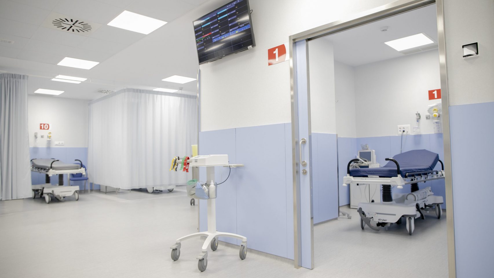 Un monitor situado frente al control de Enfermería refleja las constantes vitales de todos los pacientes ingresados en Urgencias