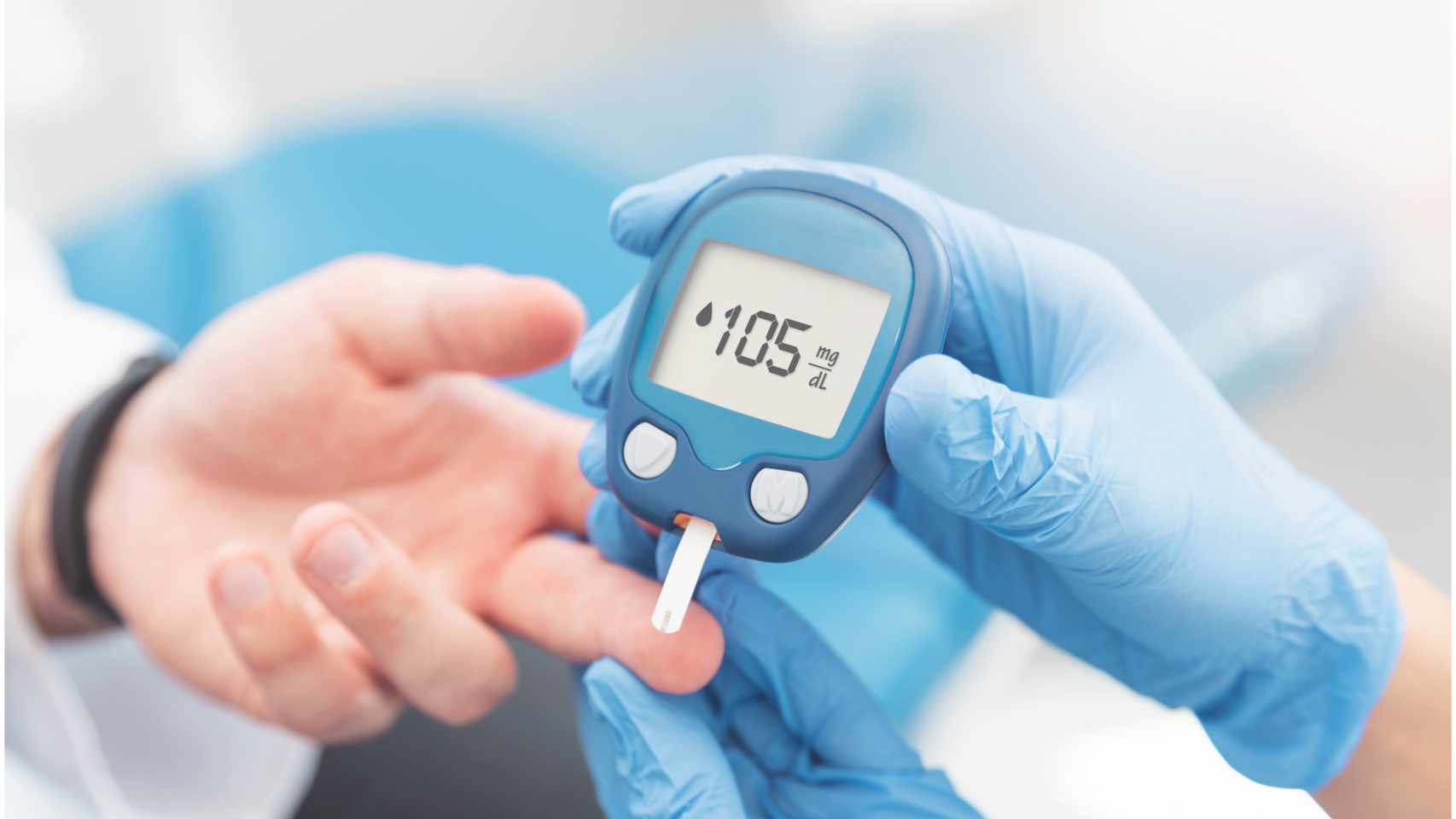 Un glucómetro mide el nivel de azúcar de un paciente.