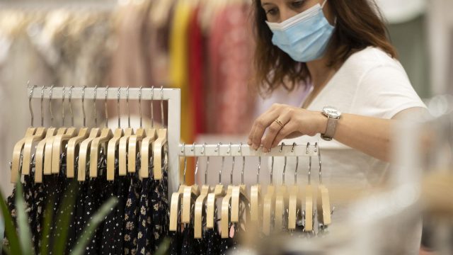 Mujer en una tienda de ropa.
