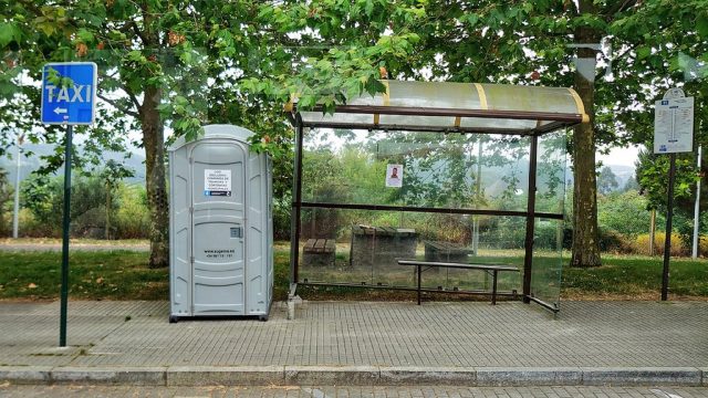 Uno de los aseos portátiles colocados por el Concello da Coruña.