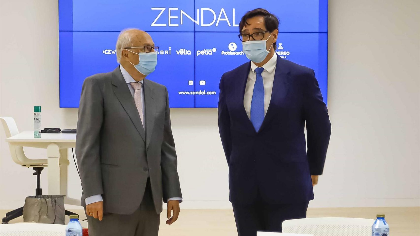 El Ministro de Sanidad, Salvador Illa, junto al presidente del grupo Zendal, Pedro Fernández Puentes, durante su visita a las instalaciones de O Porriño.