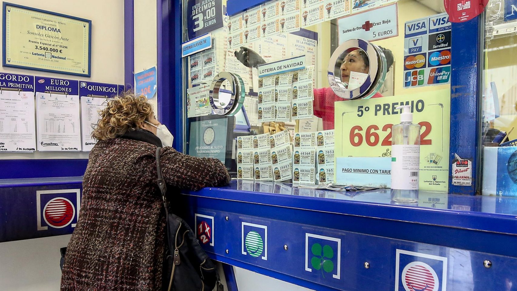 Imagen de archivo de una persona comprando en una administración de lotería