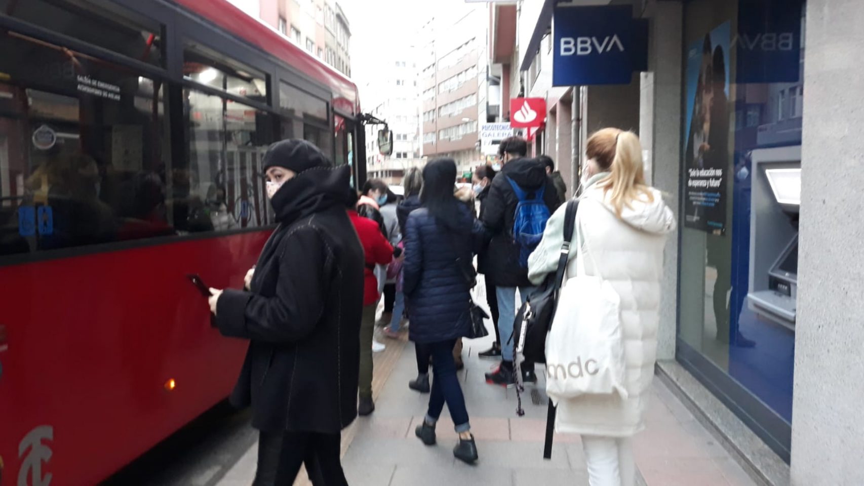 Pasajeros esperan para subir al autobús urbano en A Coruña.