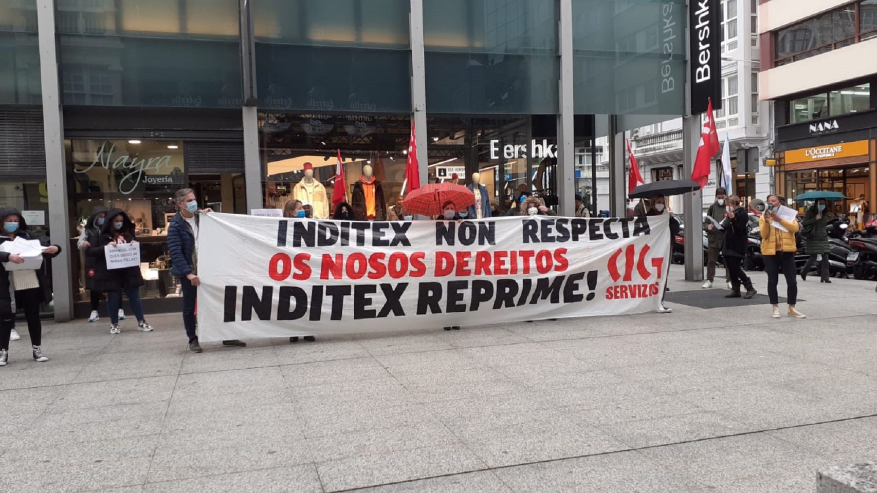 Protesta de los trabajadores de Inditex en la plaza de Lugo (A Coruña).