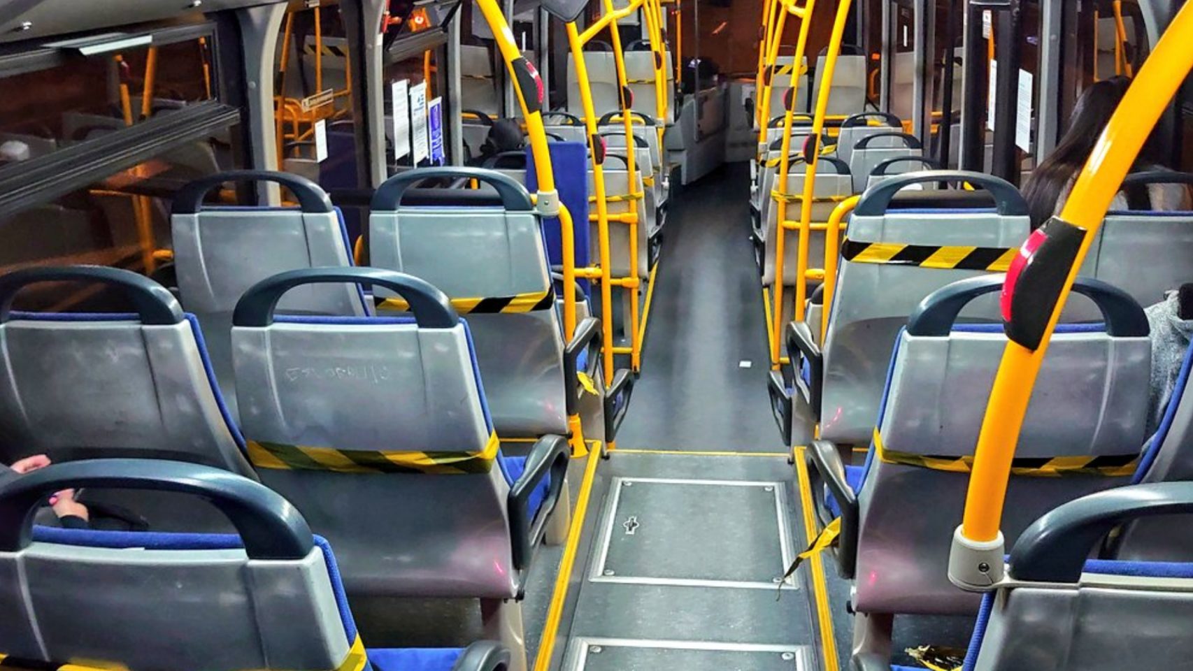 Interior de un bus urbano.