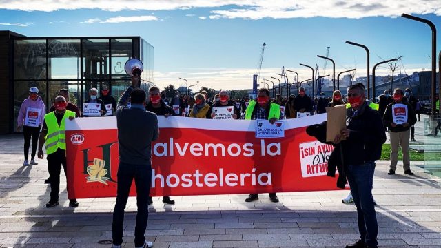 Hosteleros coruñeses durante una protesta.