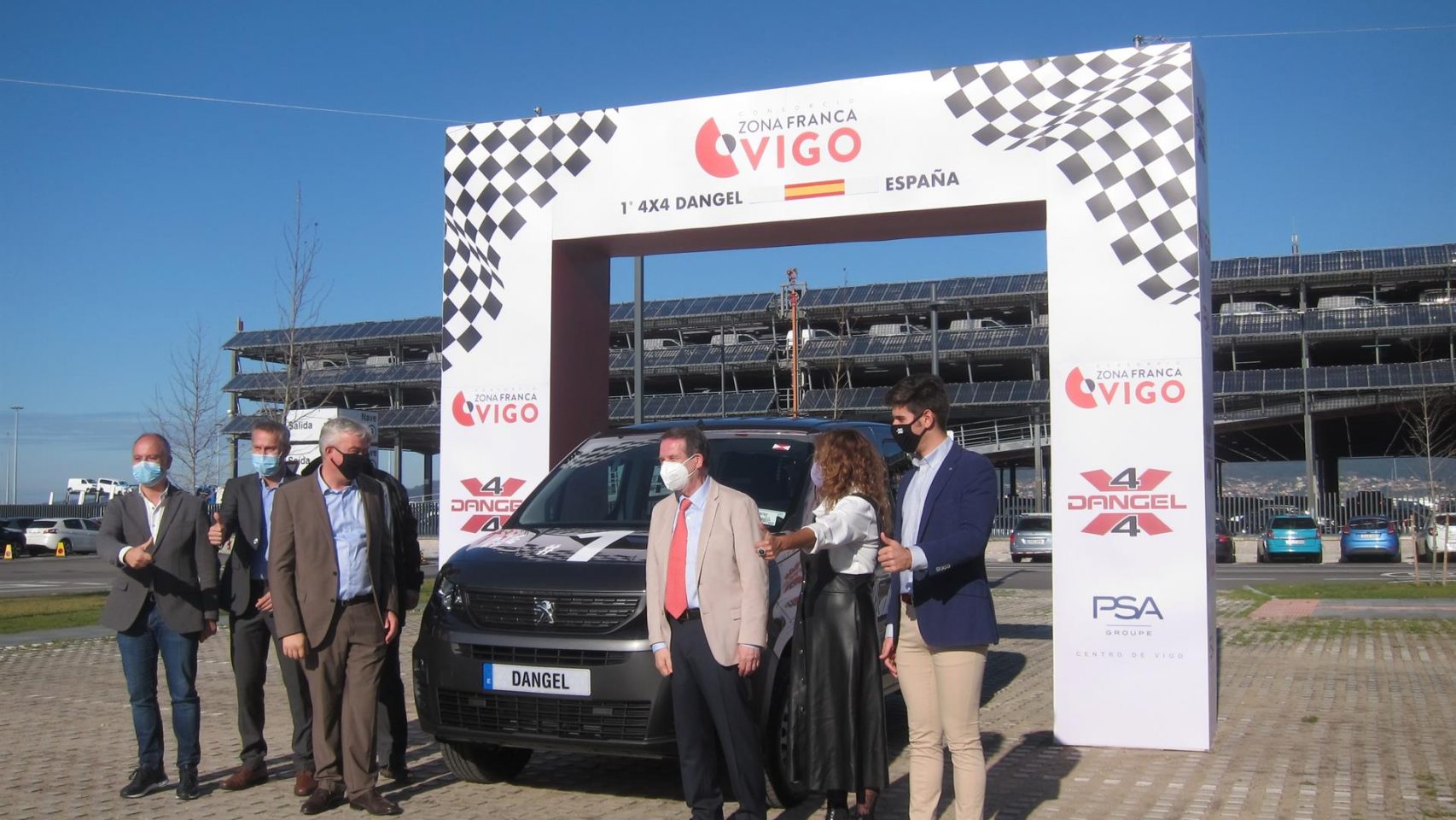 El director de la planta de PSA en Vigo, el delegado de la Zona Franca, el director general de Dangel, el alcalde de Vigo, la presidenta de la Diputación de Pontevedra y el portavoz de Dangel presentan el vehículo.