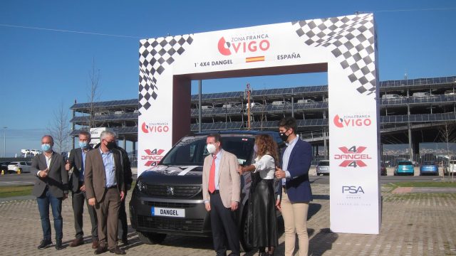 El director de la planta de PSA en Vigo, el delegado de la Zona Franca, el director general de Dangel, el alcalde de Vigo, la presidenta de la Diputación de Pontevedra y el portavoz de Dangel presentan el vehículo.