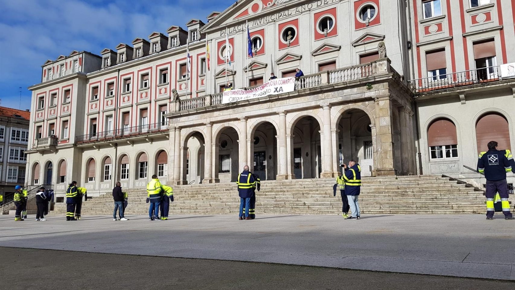 Operarios de Navantia colocan pancarta en el Ayuntamiento de Ferrol para pedir caga de trabajo.