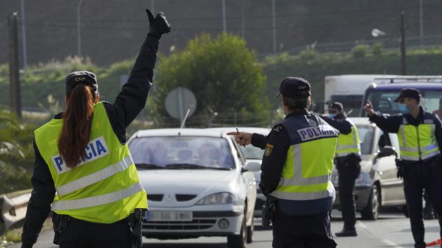 Control de la Policía Nacional por las restricciones en Galicia.