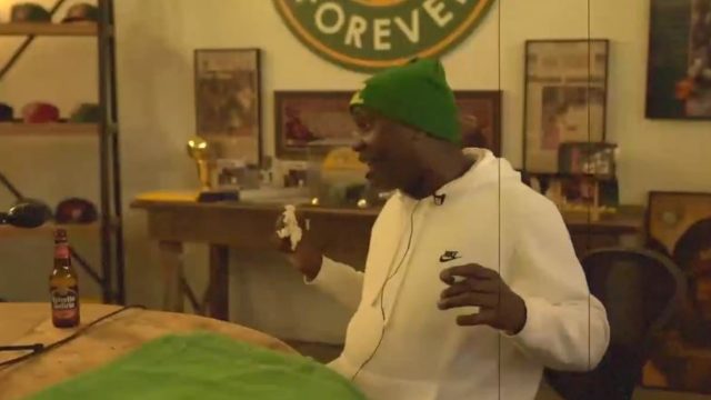 Gary Payton bebiendo una Estrella Galicia durante una entrevista.