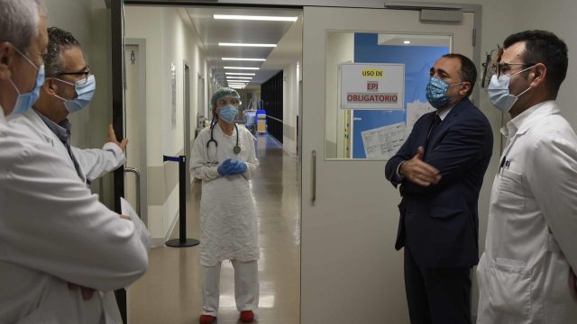 Julio García Comesaña y el gerente de la EOXI de Vigo, Javier Puente, en una visita al Cunqueiro.