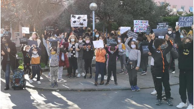 Alumnos y padres durante el acto de esta mañana.