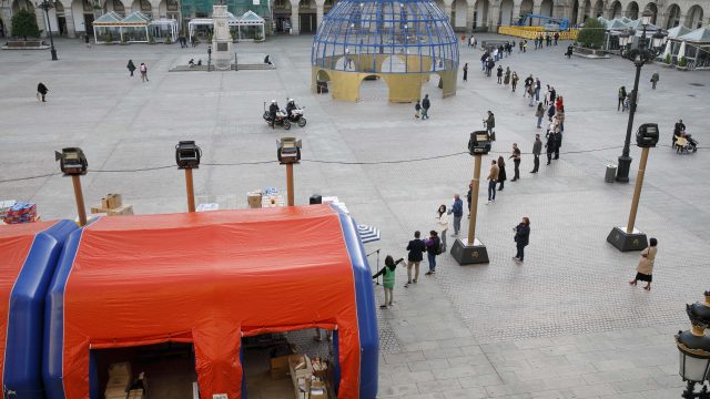 Cadena humana organizada por los hostaleros de A Coruña hasta la Cocina Económica.