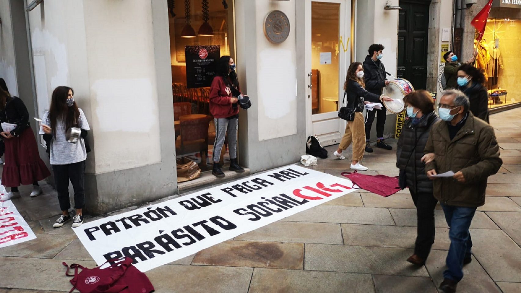 Protesta de los trabajadores del Vecchio en la calle Real de A Coruña.
