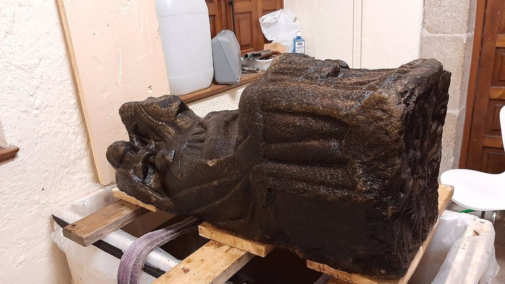 La pieza de la virgen en granito recuperada del río Sar durante el proceso de restauración.