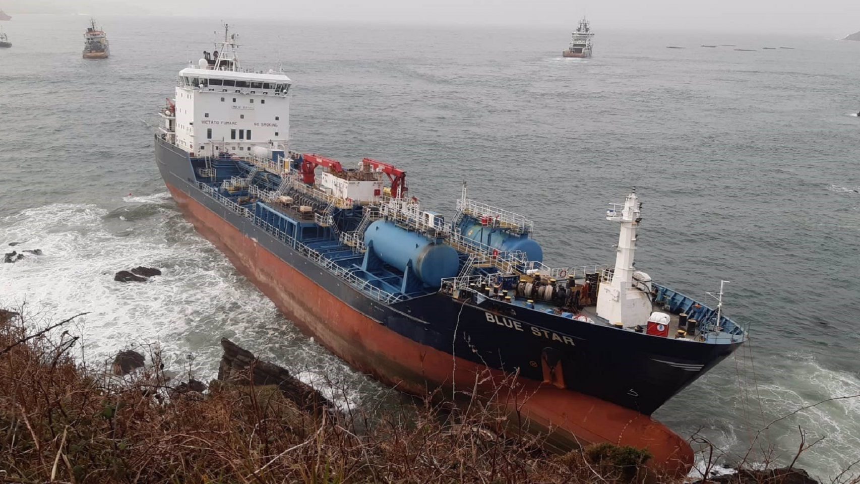 Trabajos para desencallar el buque 'Blue Star' en la costa de Ares (A Coruña).