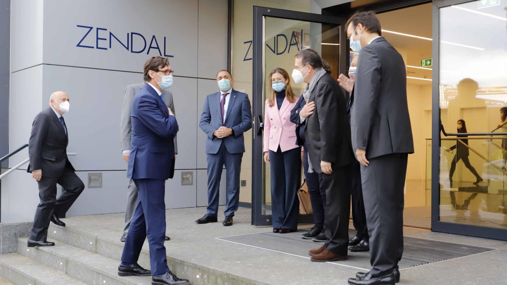El ministro de Sanidad, Salvador Illa, durante su visita a las instalaciones del Grupo Zendal en O Porriño.
