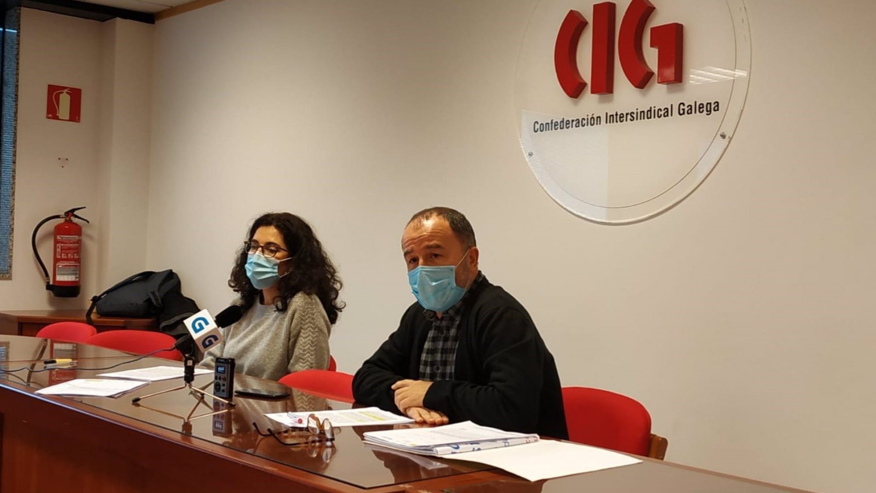 Zeltia Burgos y Suso Bermello (CIG) en rueda de prensa.
