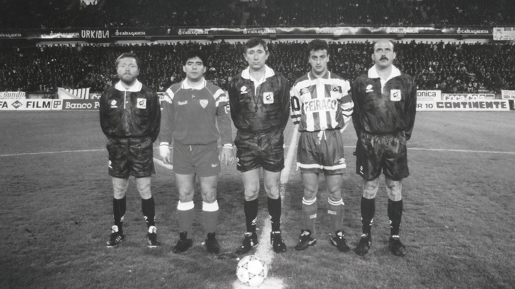 Maradona y Fran, como capitanes del Sevilla y del Deportivo.