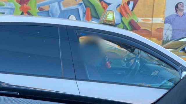 Taxista de Cambre sorprendido mientras bebía una cerveza al volante.