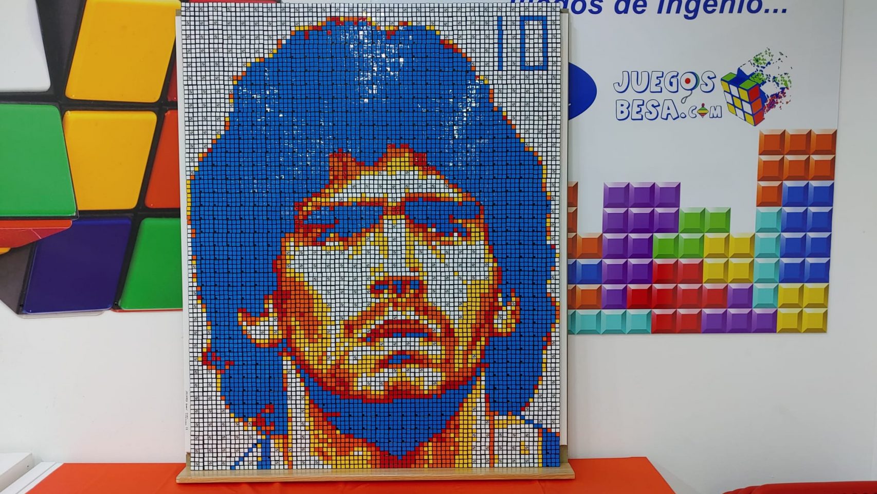 Mural de Maradona con cubos de rubik en Juegos Besa.