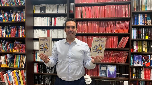 Iván Fernández Amil posa en Arenas Libros con su primera obra