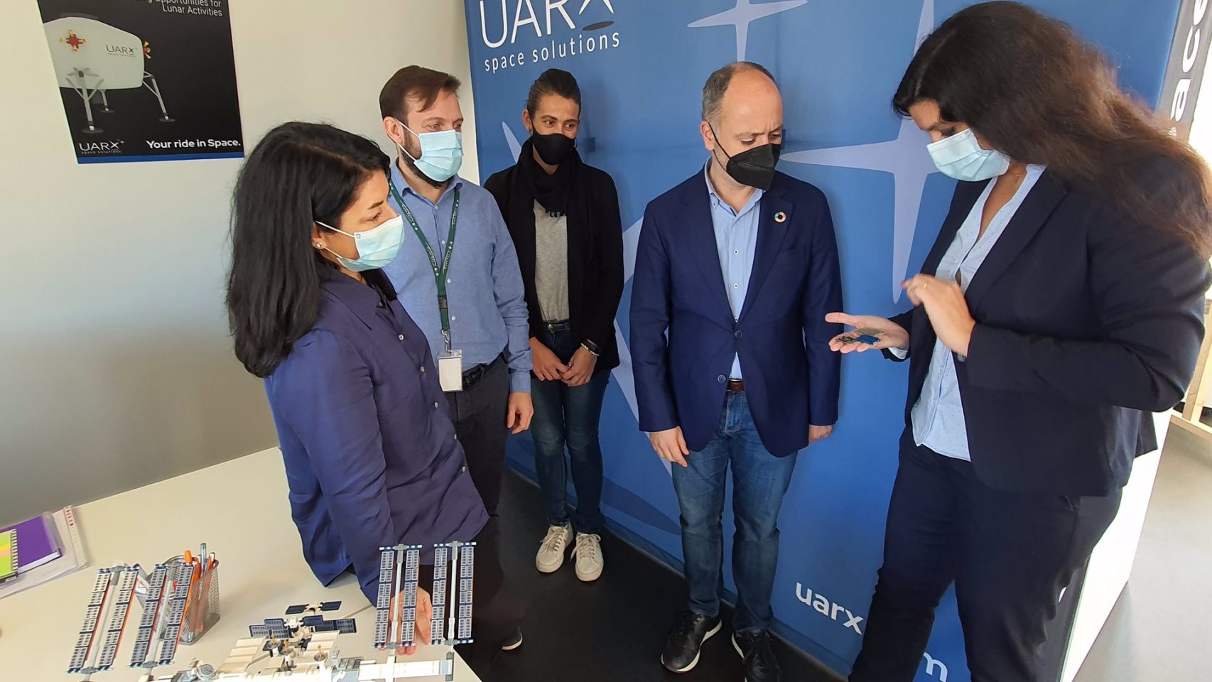 El delegado del Estado en la Zona Franca, David Regades, durante su visita a UARX Space.