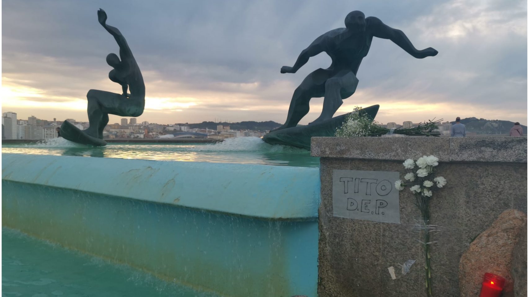 Flores y velas para Tito en la fuente de los surfistas de A Coruña.