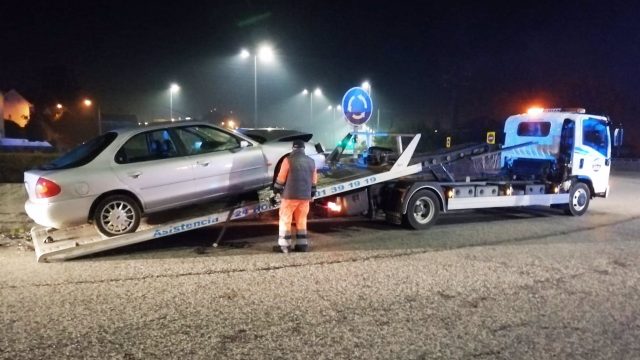 La grúa retira el vehículo accidentado en el barrio ferrolano de San Xoán..