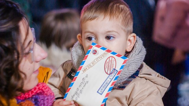 Foto de archivo de un niño con una carta para los Reyes Magos.