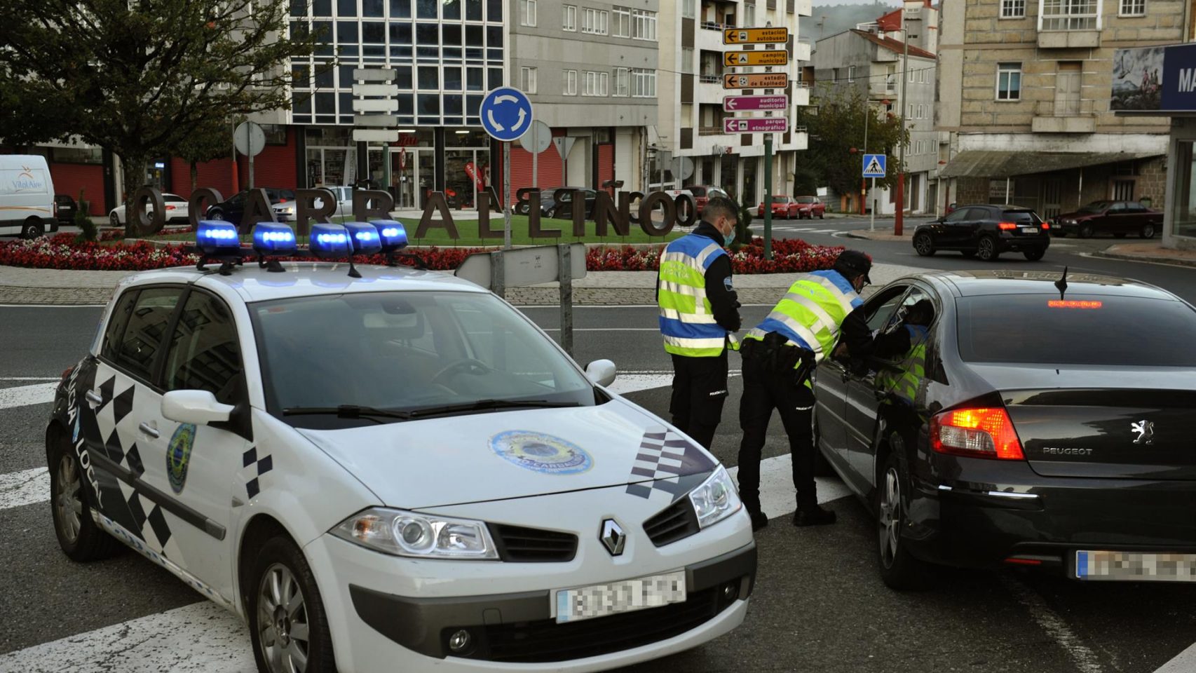 Dos agentes paran a un vehículo en un control realizado en O Carballiño (Ourense).