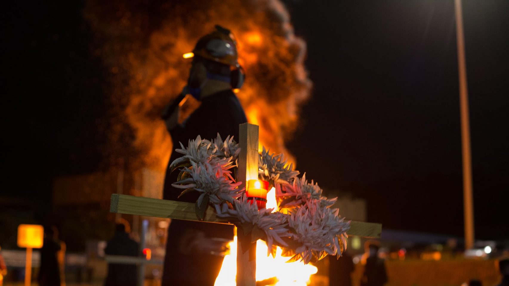 Un trabajador participa en un velatorio nocturno simbólico convocado por la fábrica de Alcoa, en en San Cibrao, A Mariña, Lugo.