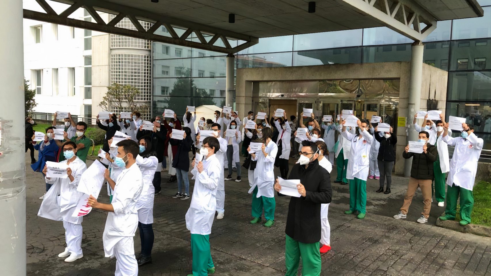 Médicos eventuales de Ferrolterra protestan por su situación.