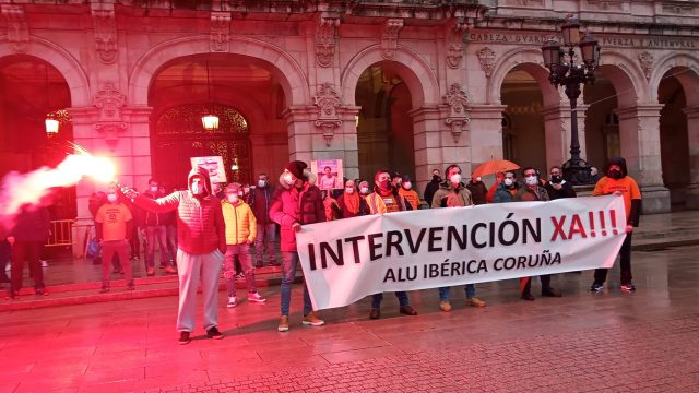 Protesta de los trabajadores de Alu Ibérica en María Pita (A Coruña) hace unos días.