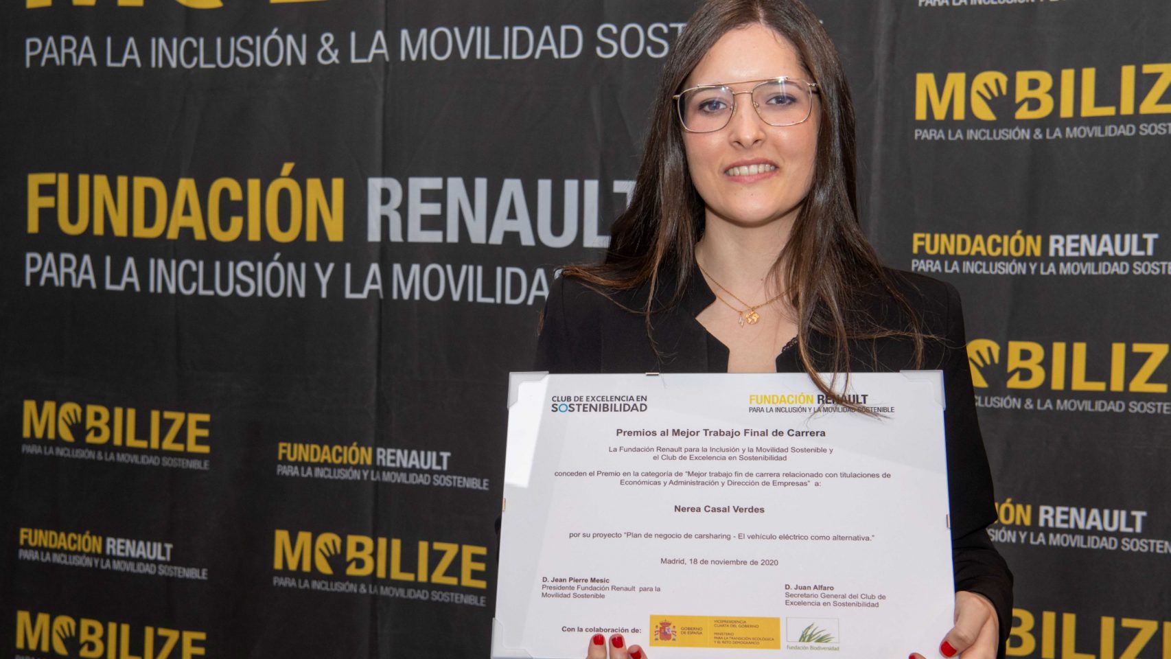 Nerea Casal da UDC, ganadora del premio al mejor proyecto de fin de carrera en el área
económica.