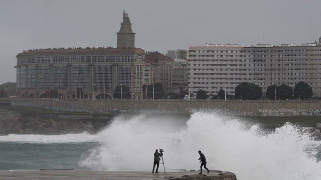Olas en A Coruña durante una jornada de temporal hace meses.