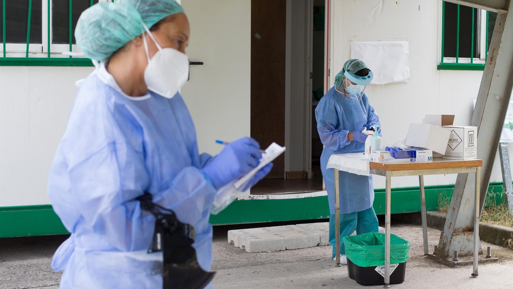 Dos sanitarias preparan pruebas PCR en Monforte de Lemos (Lugo).