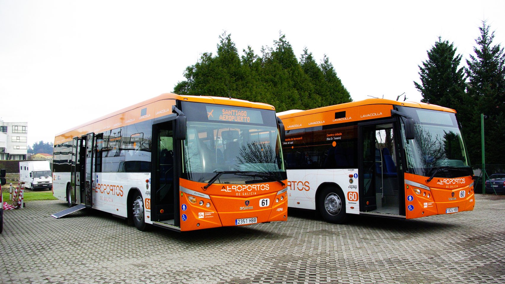 Los autobuses de la línea entre Santiago y su aeropuerto.