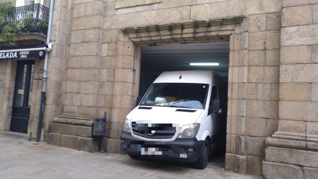 Una furgoneta saliendo de la Casa Cornide en A Coruña hace unos días.