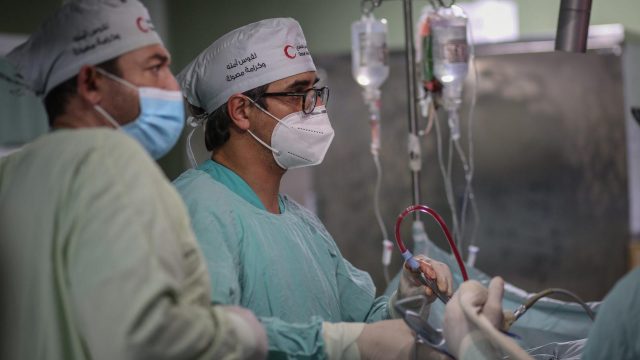 El cirujano Diego González Rivas operando en Israel