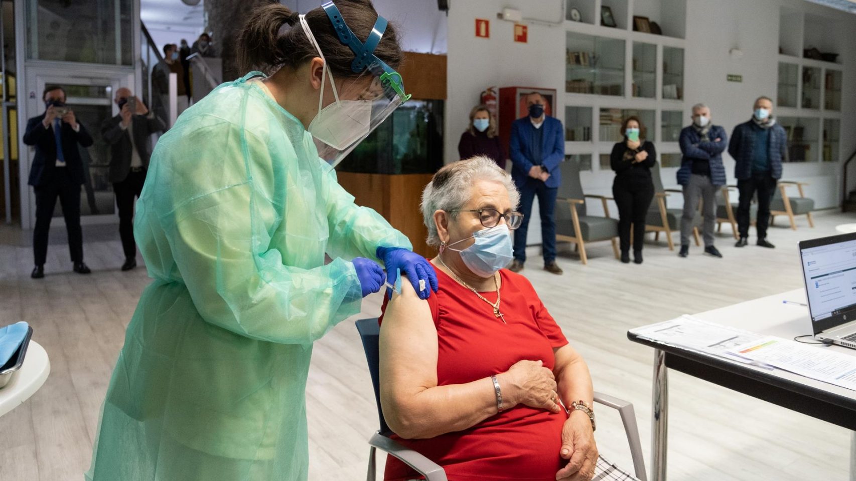 Nieves Cabo Vidal, primera gallega en recibir la vacuna en Galicia.