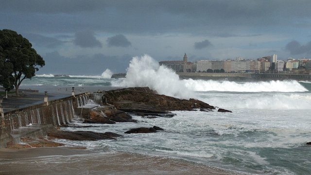 Olas durante un temporal en Riazor (A Coruña).