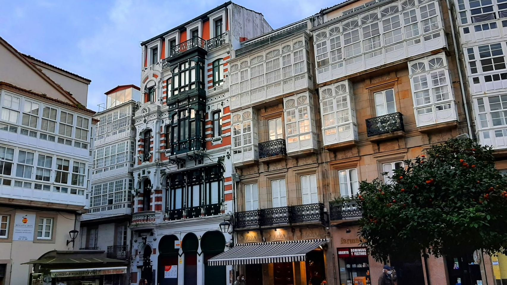 Fachada del edificio modernista de la calle San Nicolás (Nuria Prieto)