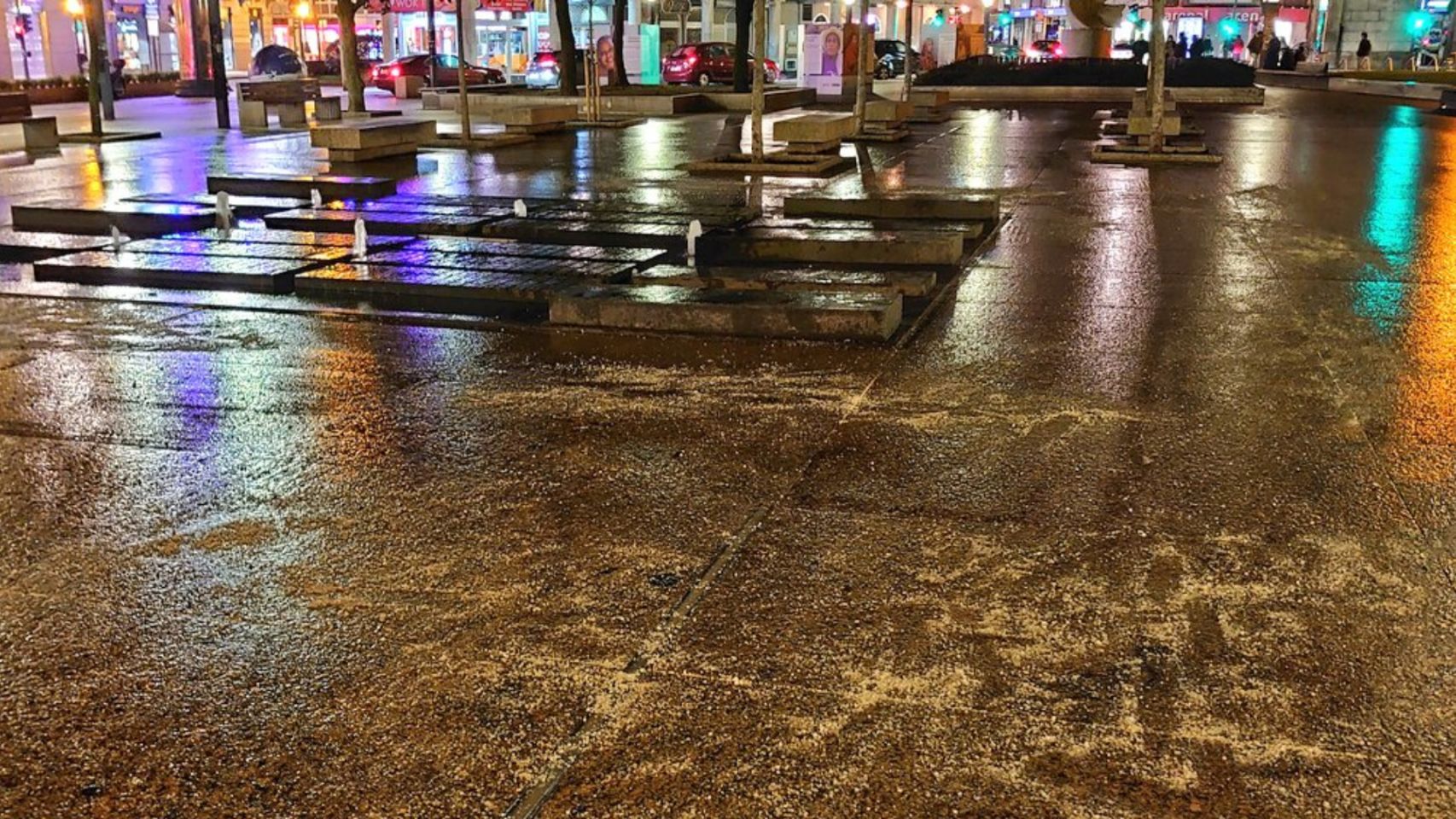 Sal en la plaza Pontevedra para evitar que se formen placas de hielo.