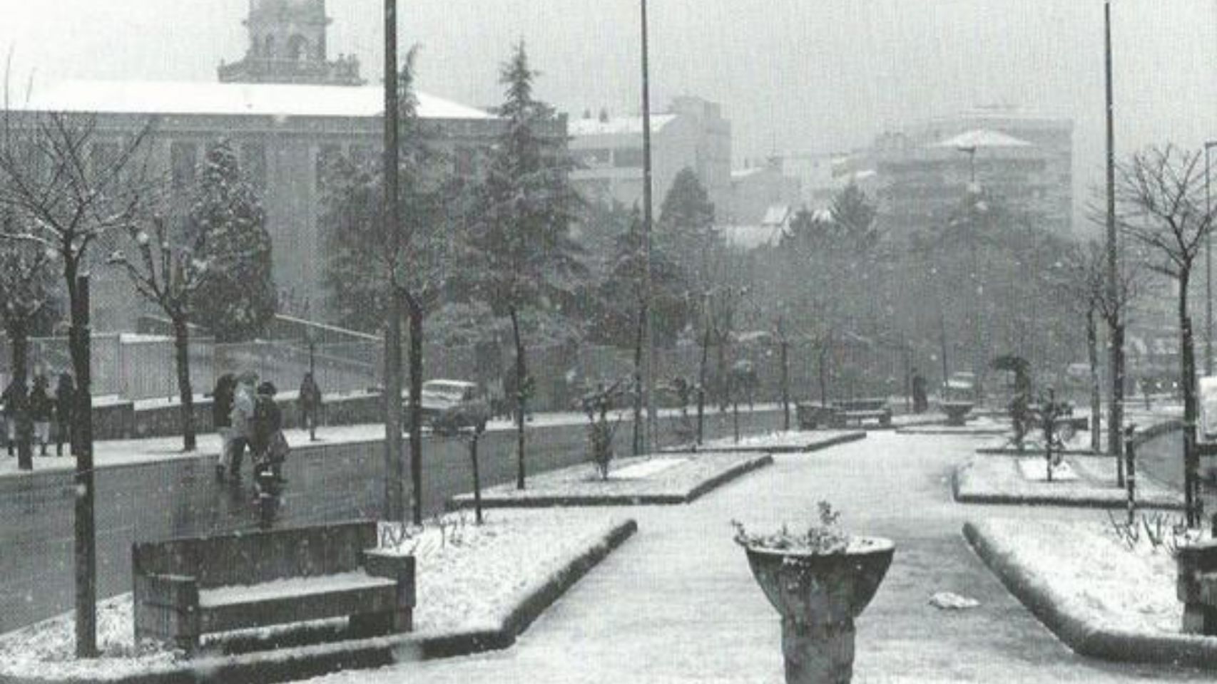 Nieve en la Gran Vía, a la altura de Plaza América. 