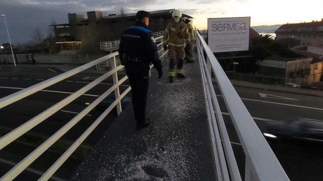 Retirada de hielo de la pasarela del Chuac.